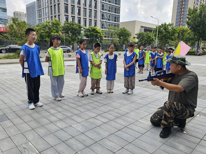 托管班组织户外国防科普小课堂。长城网·冀云客户端记者 闫思宇 摄
