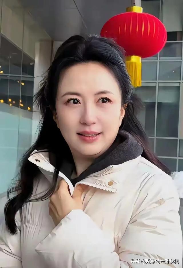 不愧是张国立“看上”的美女！虽然都51岁了，但看起来像40出头的