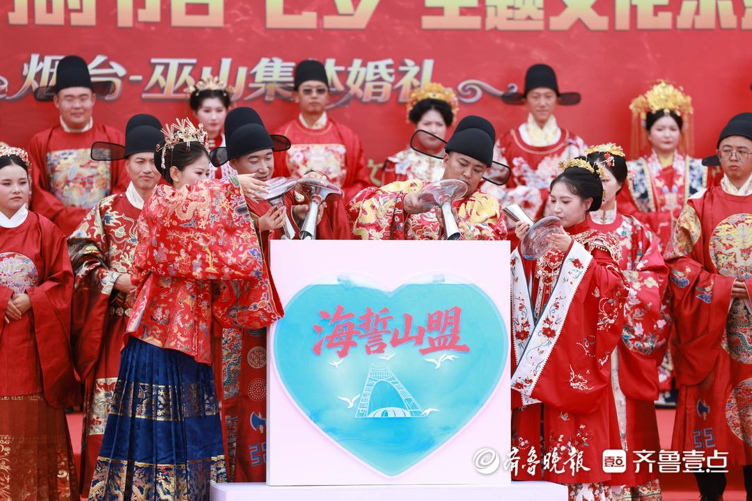 新人代表各执一盏清流，缓缓注入中央容器。