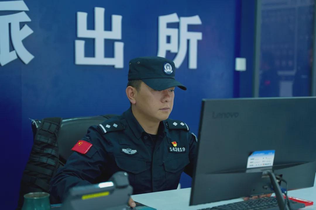 祥和派出所民警和江龙工作中