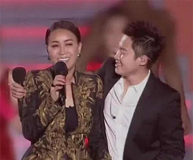 那英演唱会当众寻找梁博无果，散场后梁博发文：我全程都在