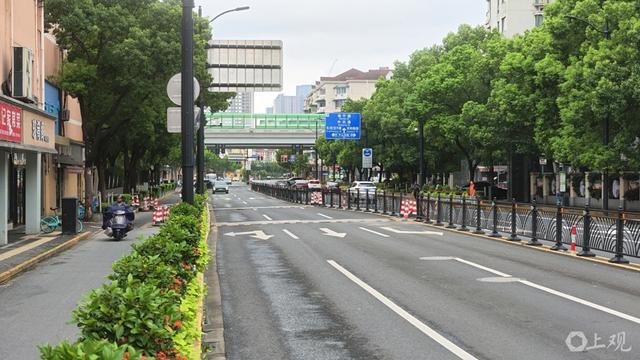 西藏北路近陈家宅路路口，白天车流量不高。郑朕 摄