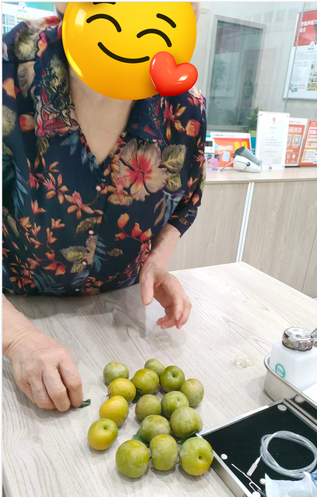 图为陈女士送来的李子