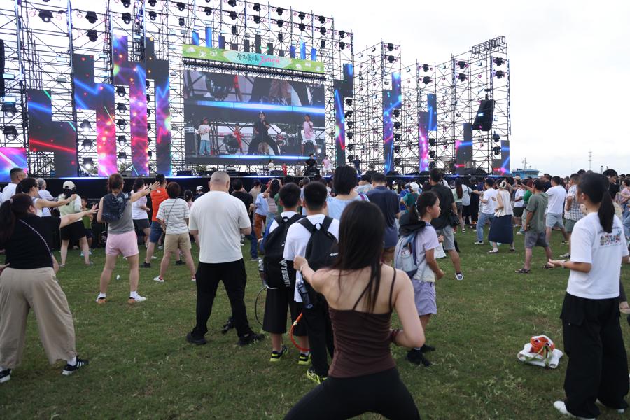 观众们在练习“电音八段锦”。糜俊豪 摄。