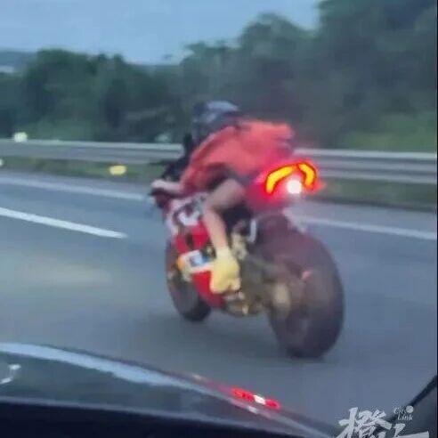 红衣女子骑摩托在高速狂飙，时速超200公里还单手拍照；广东警方通报：曹某（女，20岁）、陈某（男，30岁）涉嫌危险驾驶罪被刑拘