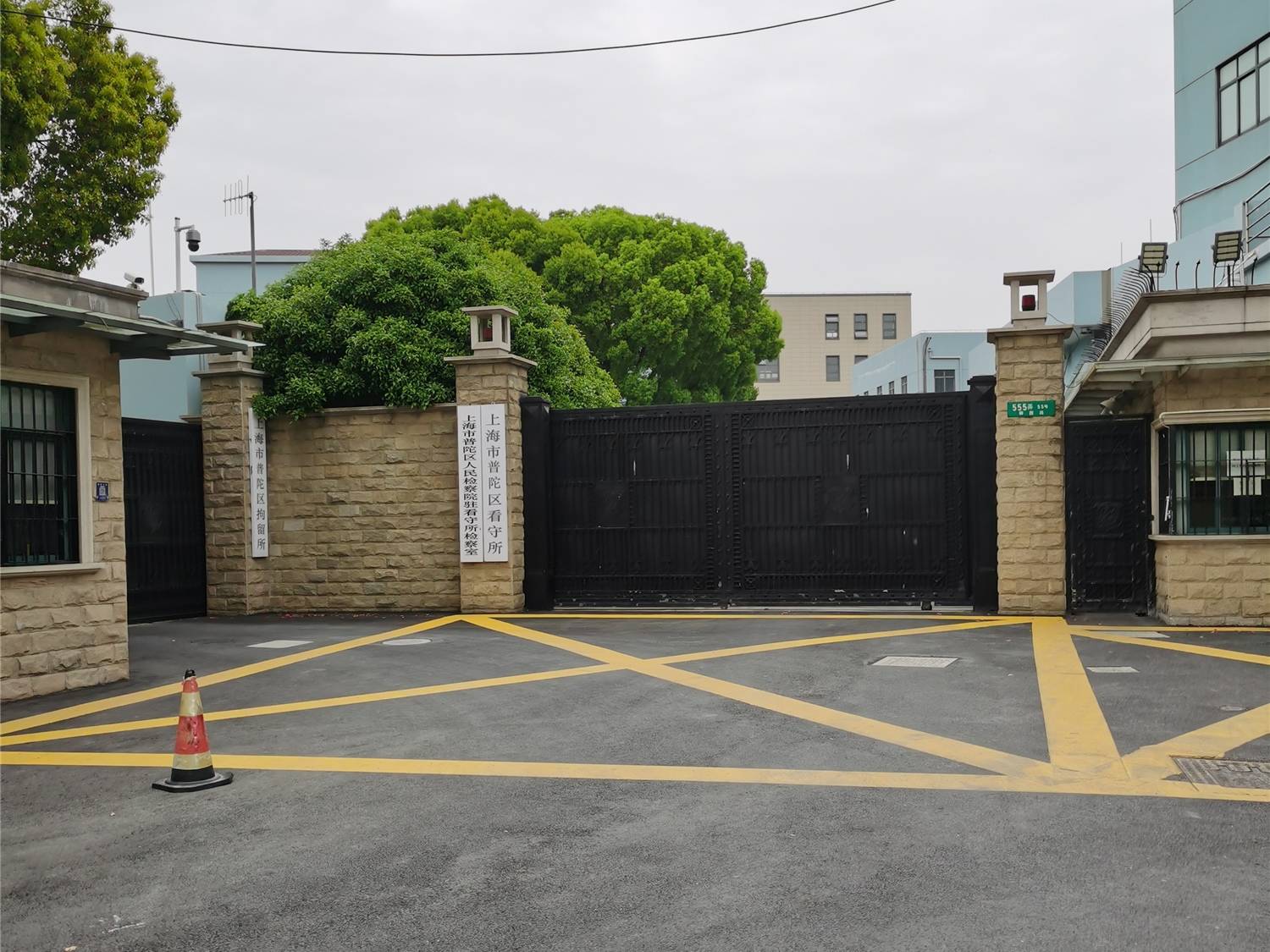 在上海涉嫌非法荐股被带走，想要取保候审需要满足什么条件？