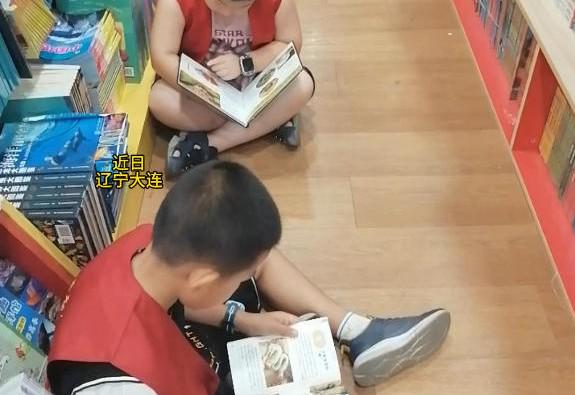 开学在即，新华书店迎来小小读书童