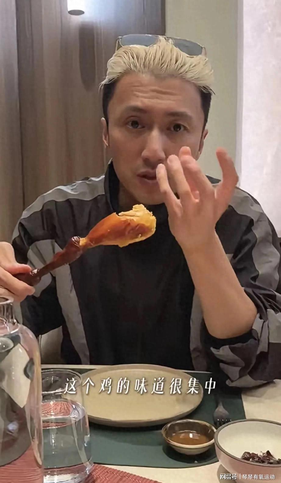 谢霆锋陪母用餐母子俩好憔悴，74岁狄波拉绿美甲格外吸引人！