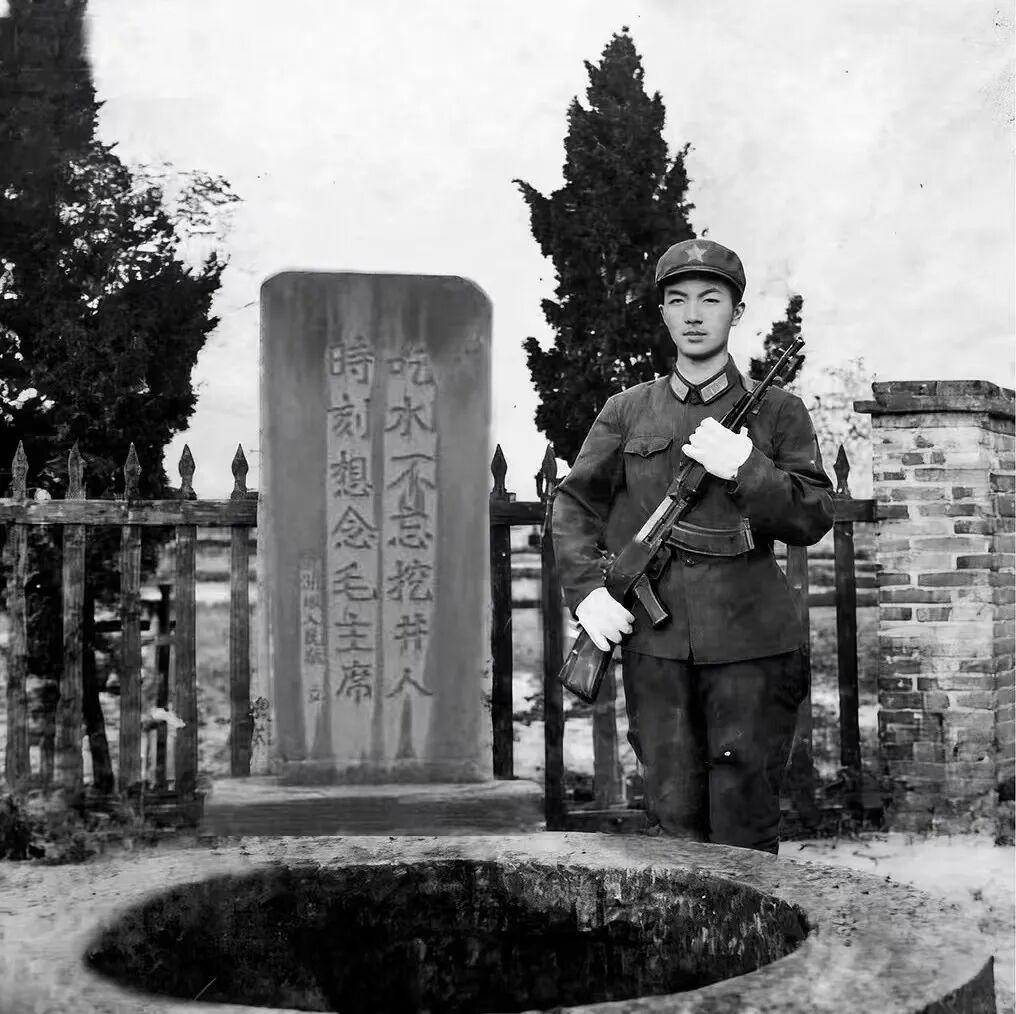 1980年杨小春回乡探亲，在红井旁的守护留影。（资料照片）