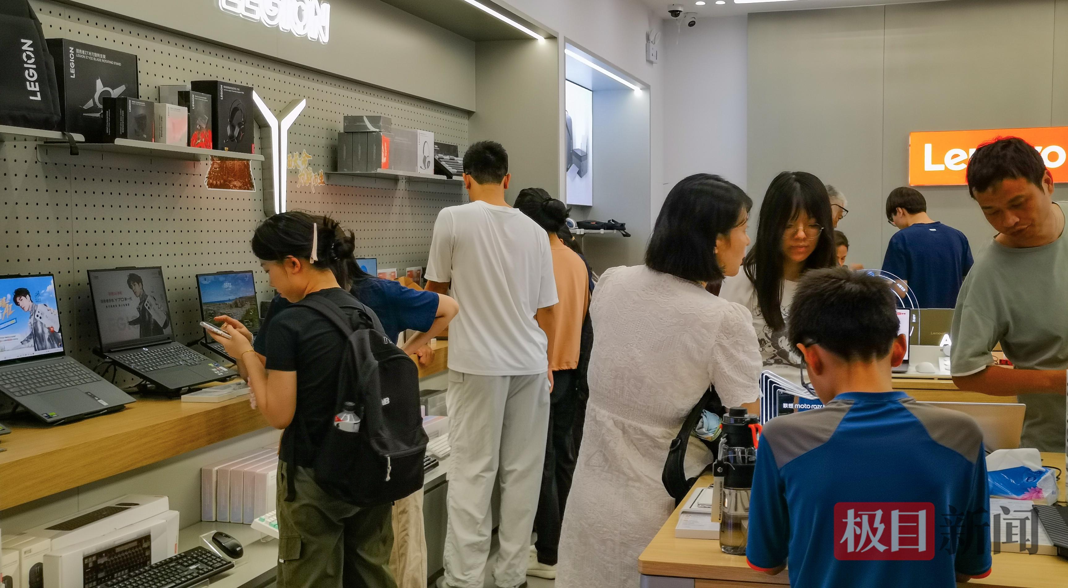 开学季电子产品区人气旺盛