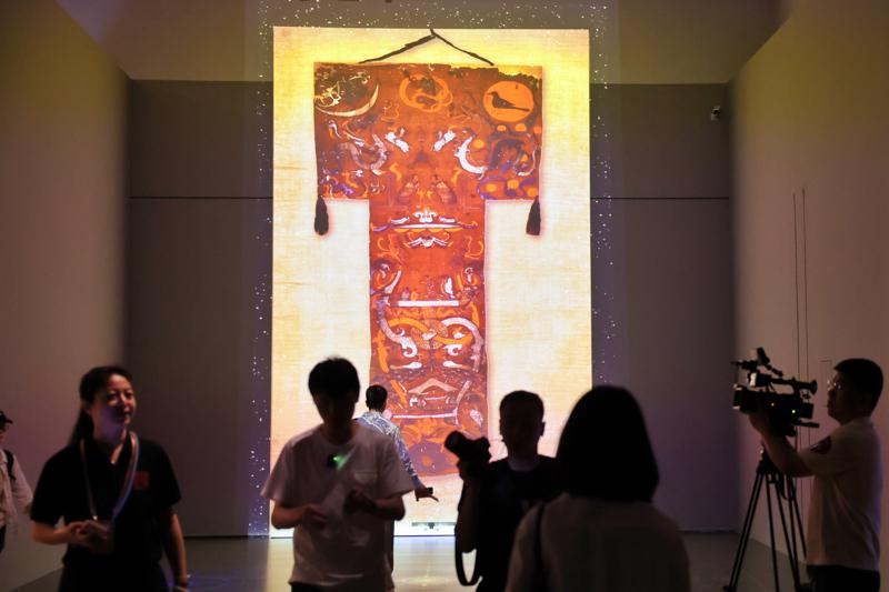 马王堆展览现场数字解读帛画。赖鑫琳 摄
