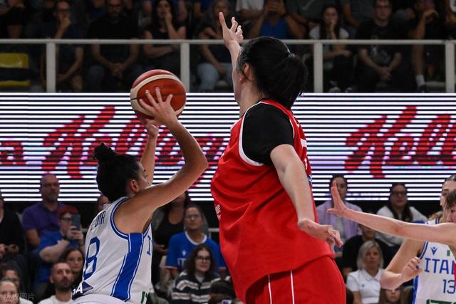 中国女篮71-51大胜意大利锁第二！产生3大不可思议，2个不争事实