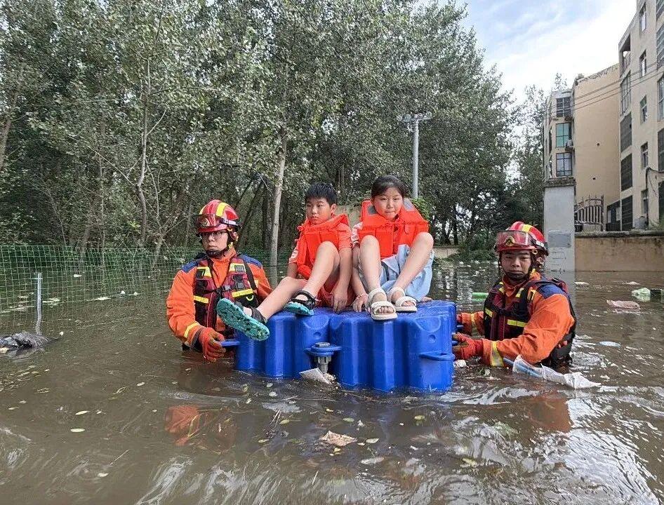 救援人员转移受困儿童