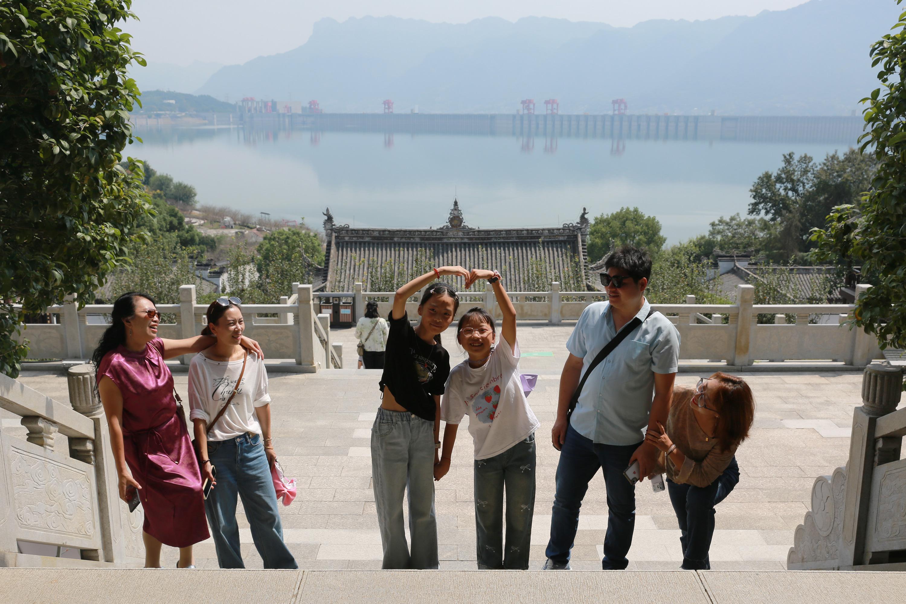 　　9月13日，游客在湖北省宜昌市秭归县屈原故里文化旅游区游览。 新华社发（王罡摄）