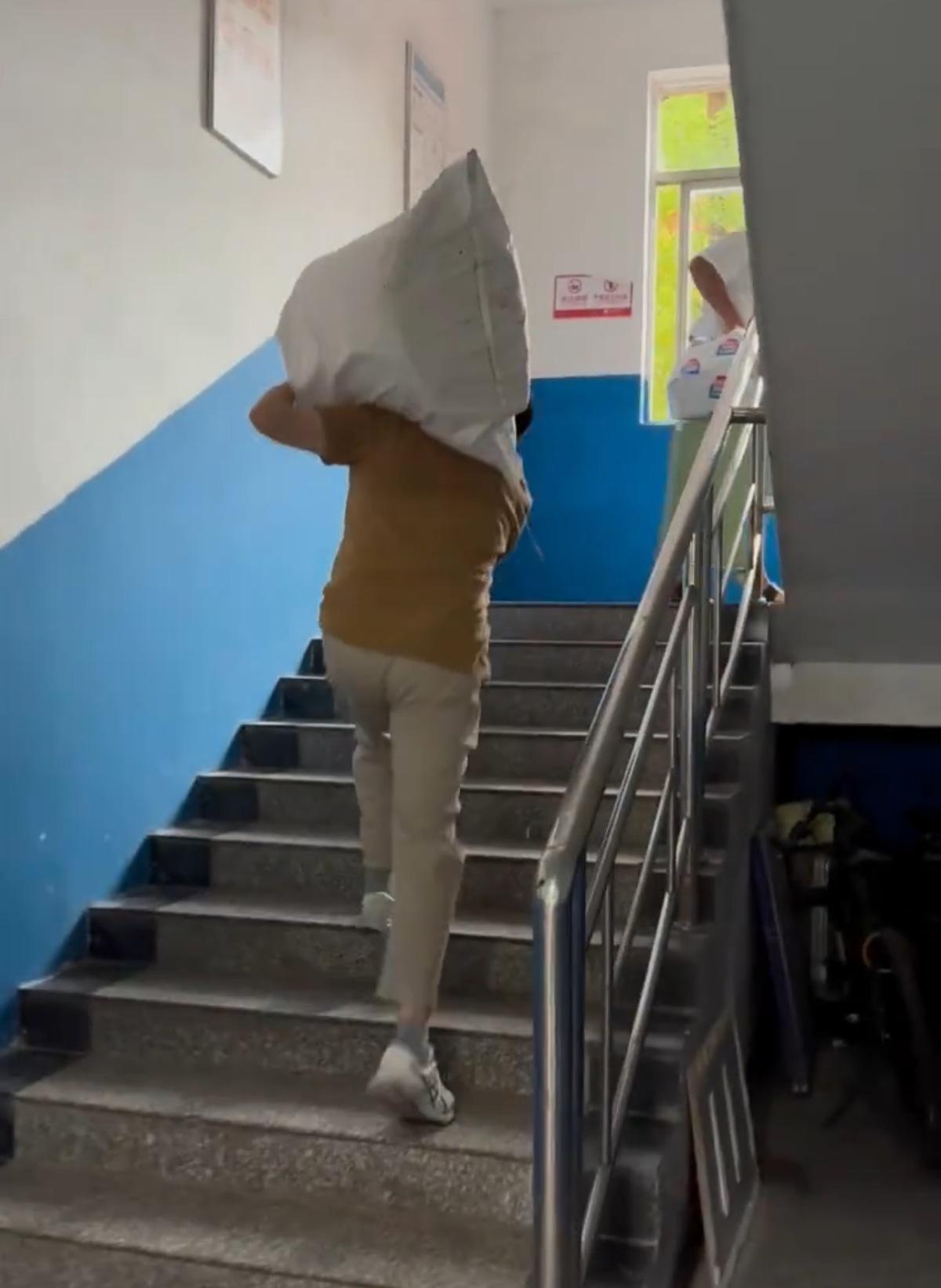 瑛灿丈夫开学时送其报到(当事人社交账号视频截图)