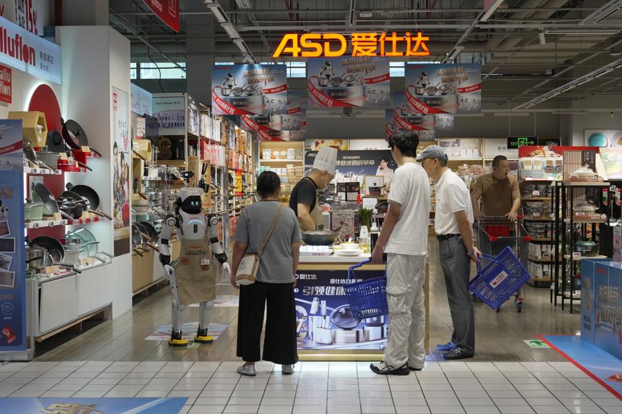智元灵犀x2机器人“爱宝”上岗爱仕达门店当导购。