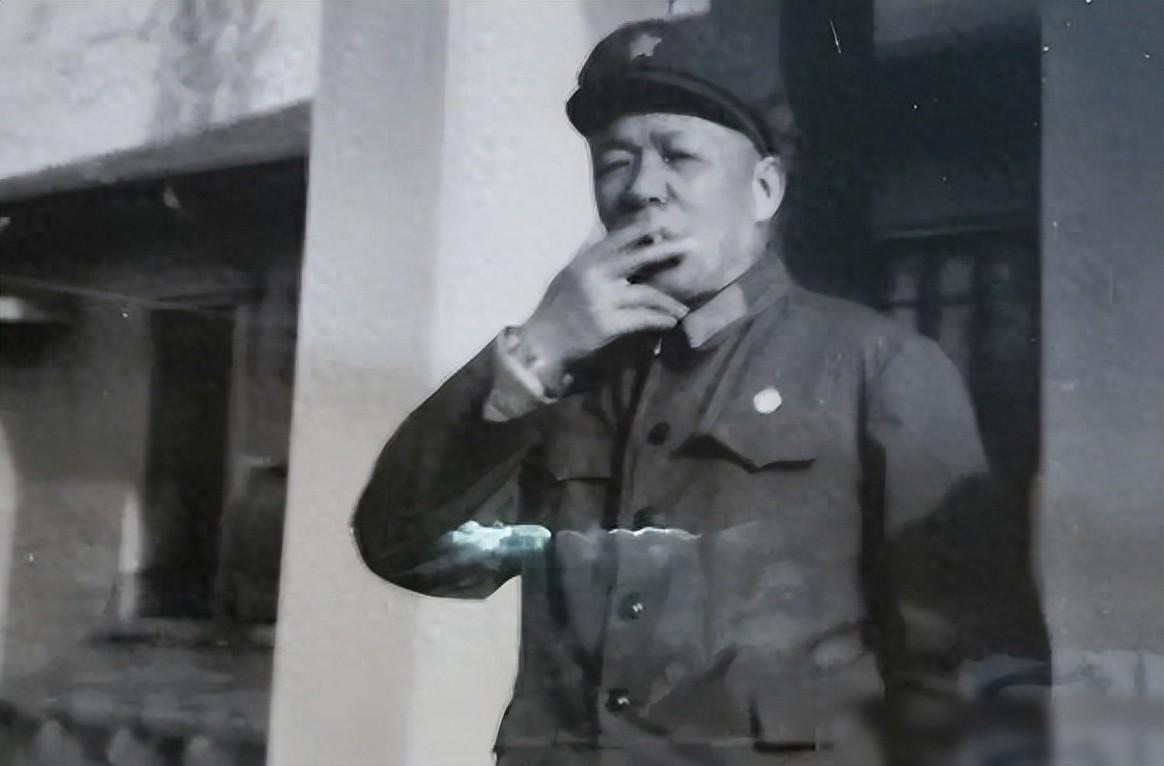 军区来了位平级搭档，韩先楚为何迎上去，真心实意地喊“首长”？