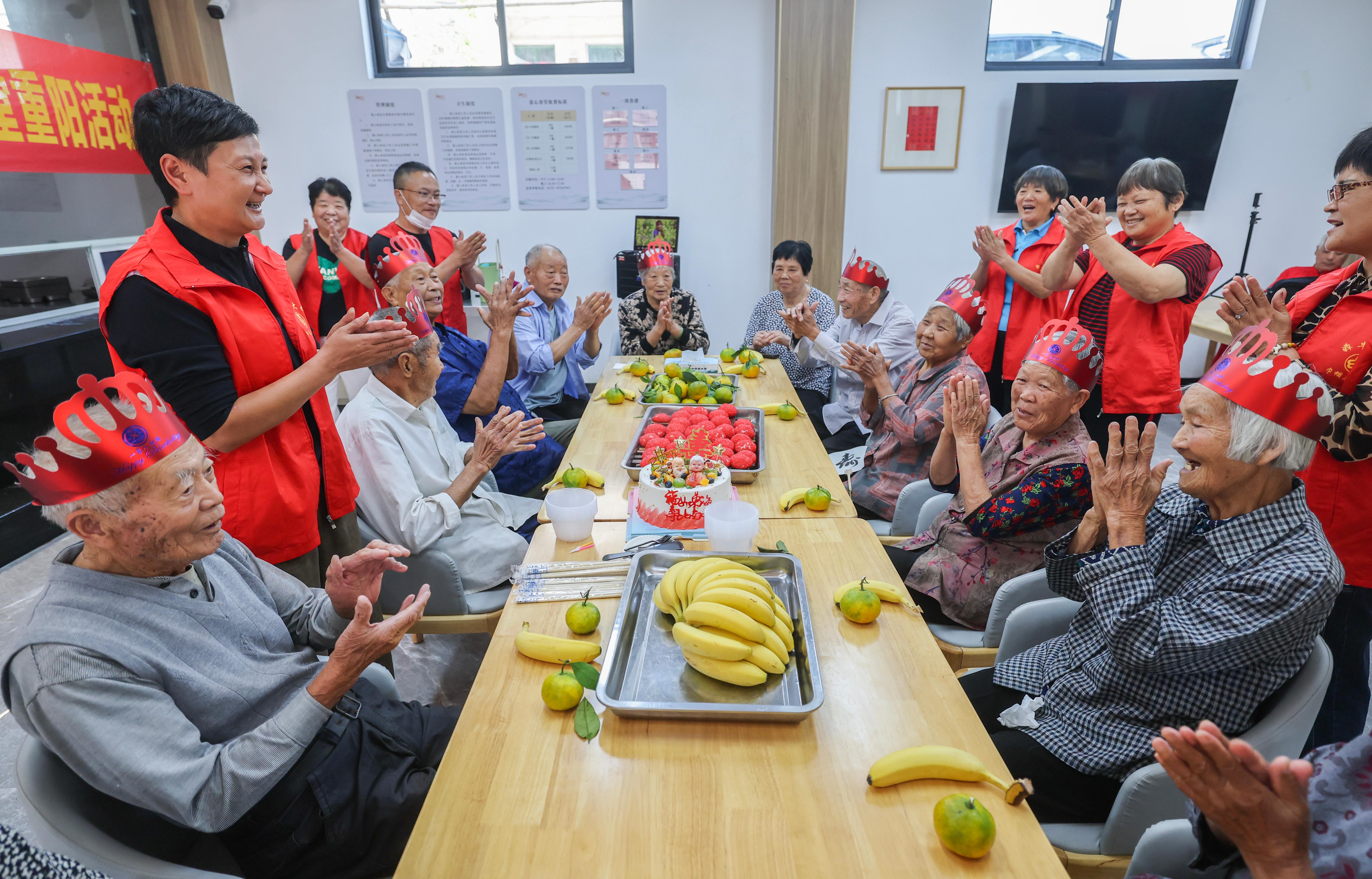 　　10月13日，志愿者给老人们过集体生日。