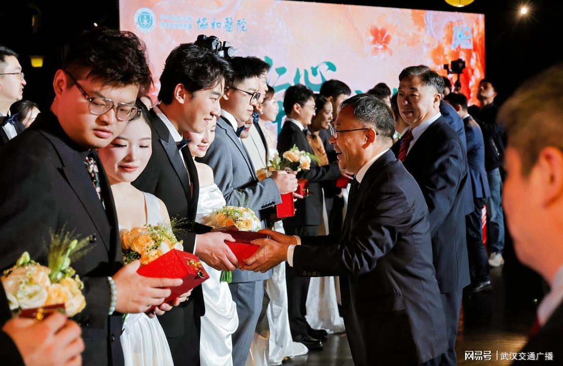 协和医院院领导为新人赠送双喜印章