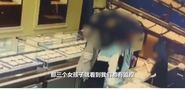 13岁女儿卖掉妈妈两条金项链，金店当面熔化；妈妈：要求店家原样返还；金店：女孩说不用联系妈妈；官方通报：情况属实