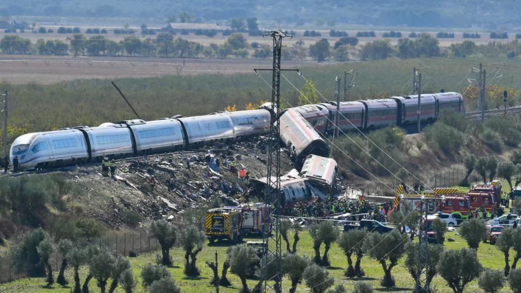 列车顶着红灯高速行驶25公里，已致68死的西班牙高铁追尾本可以避免吗？