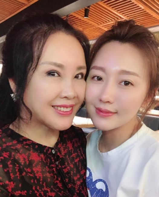 潘长江现状,陪妻子走过36年无绯闻,妻子气质比女儿还好