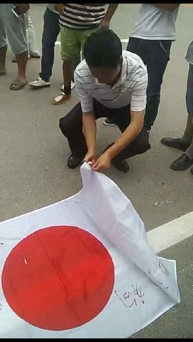 中国人脚踩日本国旗图片