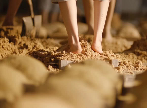 终于把茅台端午少女光脚踩曲的缘由讲清楚了