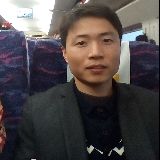 狂风中怒吼的男人