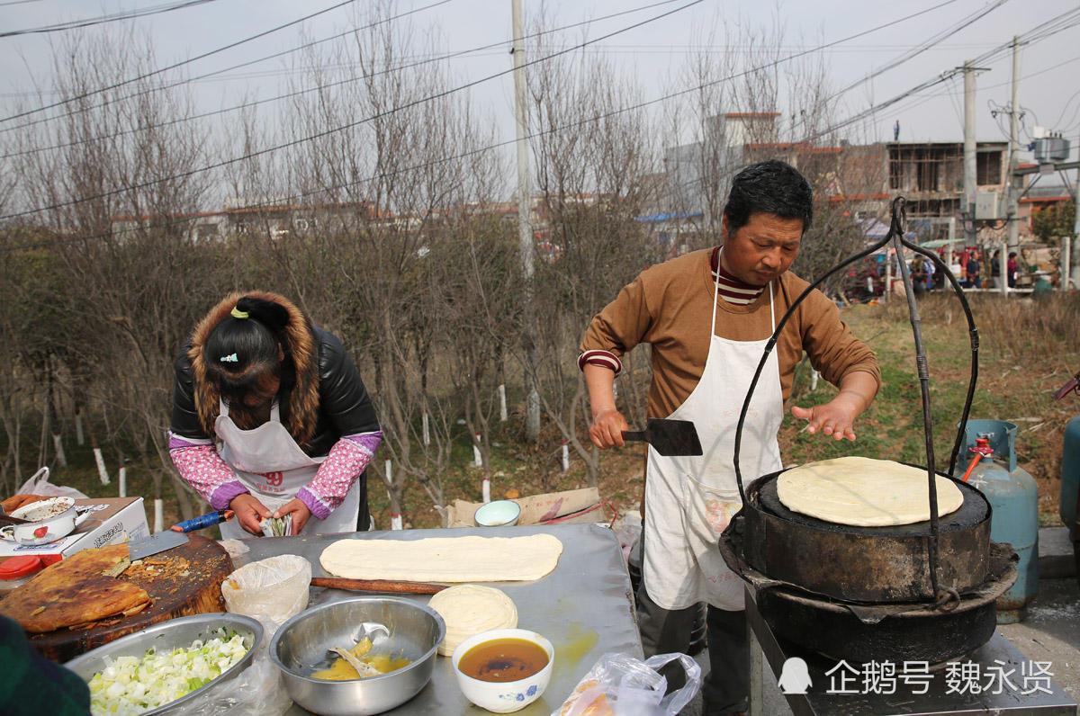 烙饼的锅叫鏊子,上下两层都要加热,打好的饼先在上层烤.