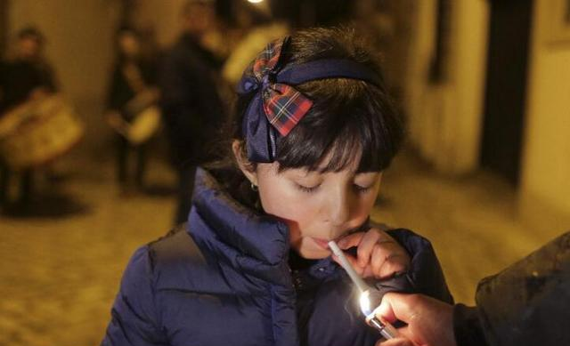这个地方的传统习俗: 鼓励儿童吸烟, 父母还会帮忙点烟!