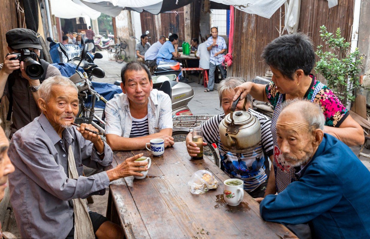 农村老汉不下地干活,成天坐茶馆喝茶赚钱,引数人围观!