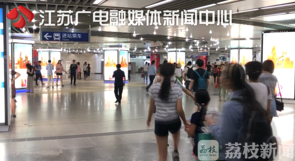 高温天 公共场所怎可如此纳凉? 凯时娱乐官方网站网址
