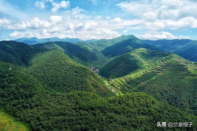 站在兰州七里河南部阿干镇大山上俯瞰整个石佛沟大景区美如画