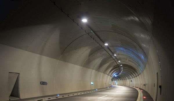 国内施工速度超慢的隧道,3年才挖4米,但外国媒体却纷纷称赞