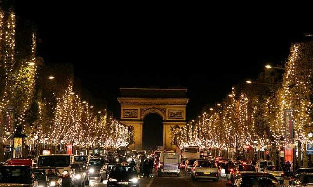 圣诞之夜漫步巴黎街头 欣赏浪漫之都迷人的色彩