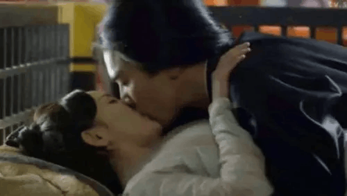 吻戏背后real尴尬！郑爽拍完哭仨小时赵又廷先刷牙