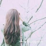 单调的色彩在纸上飞舞