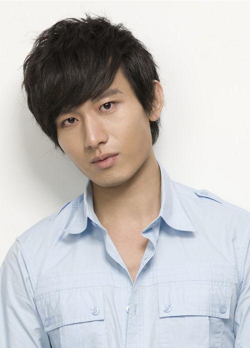 成毅,1990年5月17日出生于湖南怀化,中国内地男演员,毕业于中央戏剧