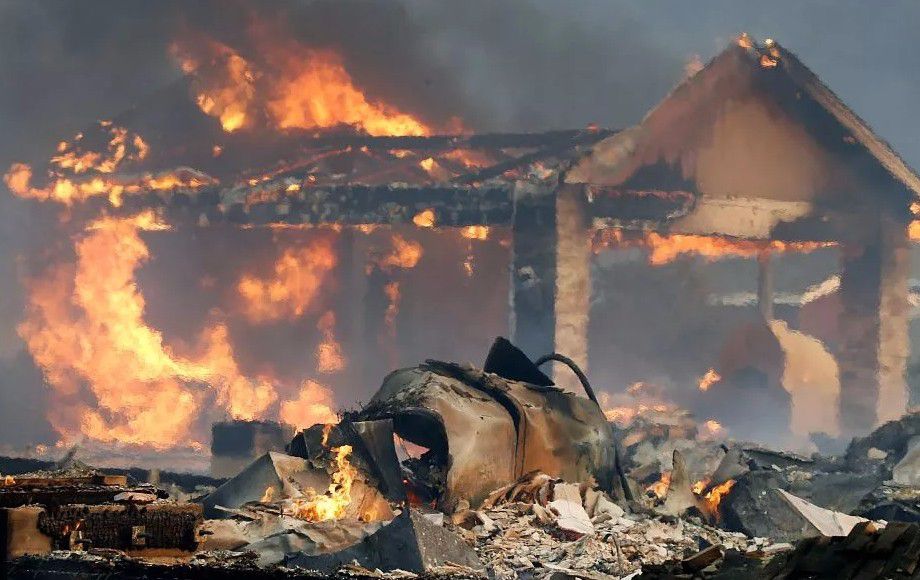 美国本土爆发危机,大火点亮整个夜空,场景如炼狱,50万人被波及