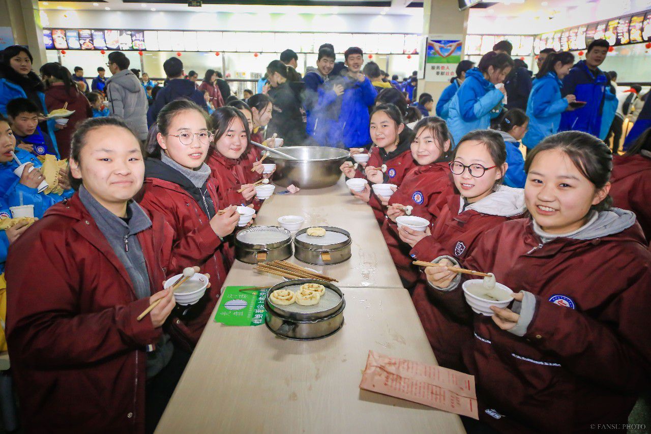 正月十五元宵佳节,阜阳五中食堂如苑餐厅与苏州蓝天膳食集团一起