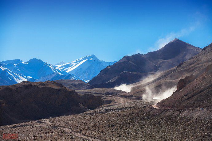 全线多为一望无际的戈壁滩以及常年积雪的险山峻岭,被称为世界上海拔