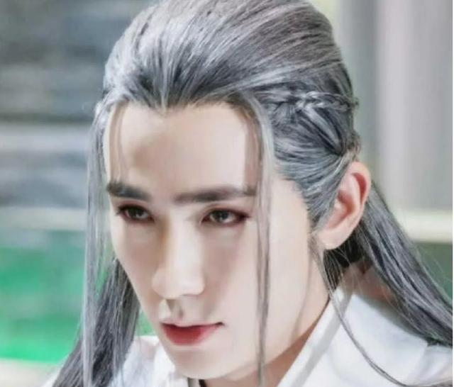 男星烟熏妆,鹿晗惊艳,王俊凯冷酷,蔡徐坤魅惑,被