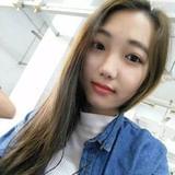该女孩很乖巧