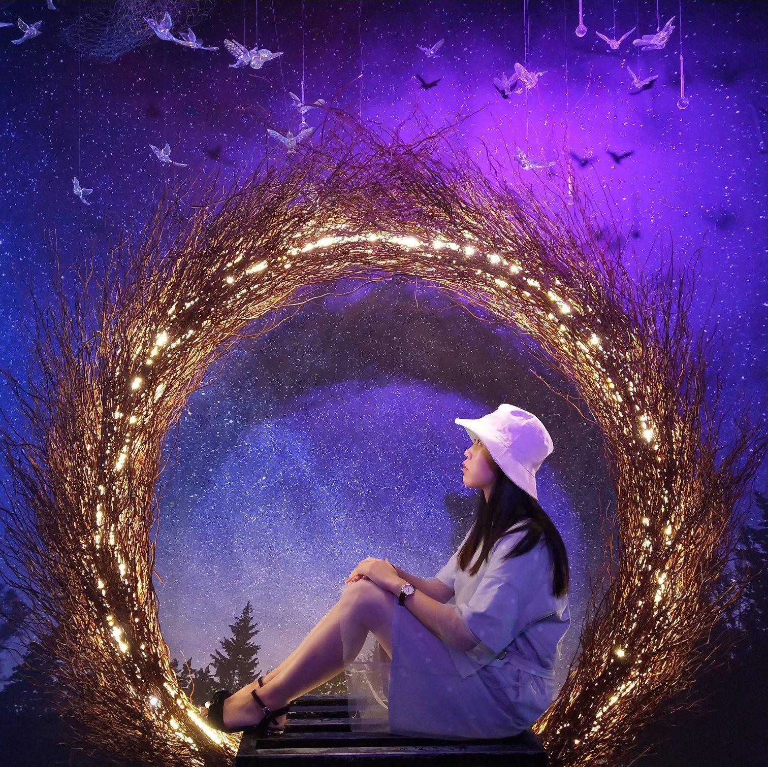 剥着橙子的熊猫