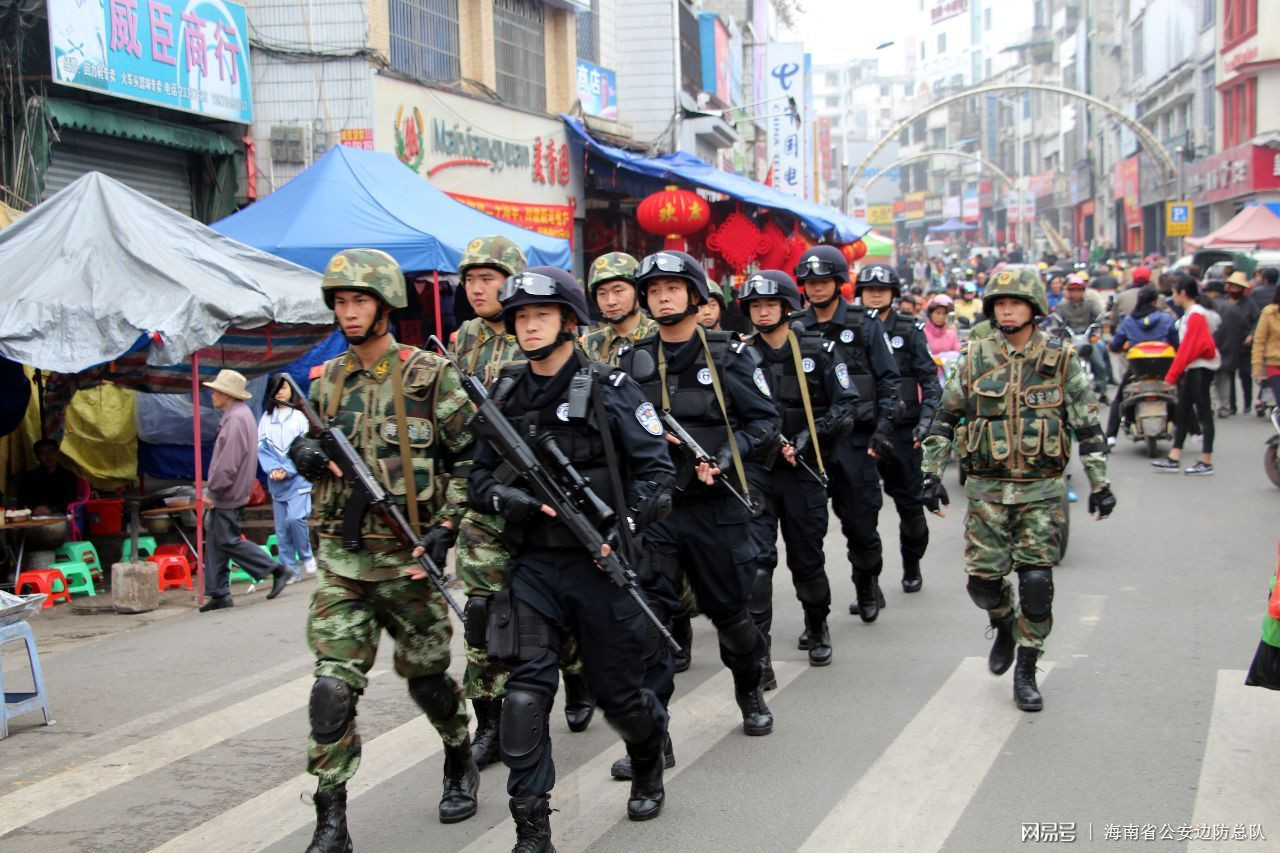 儋州边防官兵与驻地公安特警联合武装巡逻.