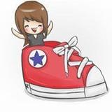 红色球鞋中的小女孩儿