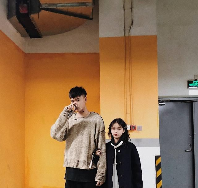 崔晋的母亲还是很美的,所以崔晋也是很帅气,加上个子高,真是