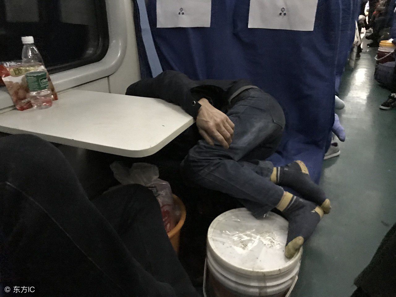 深圳开往成都的普快列车上硬座睡成卧铺再辛苦也要回家过年