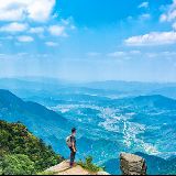 户外旅行人渊龙博峰